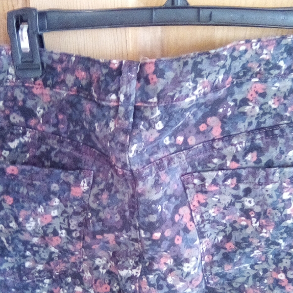 Gloria Vanderbilt Floral Straight Leg Jeans - Black and Red - Picture 6 of 11